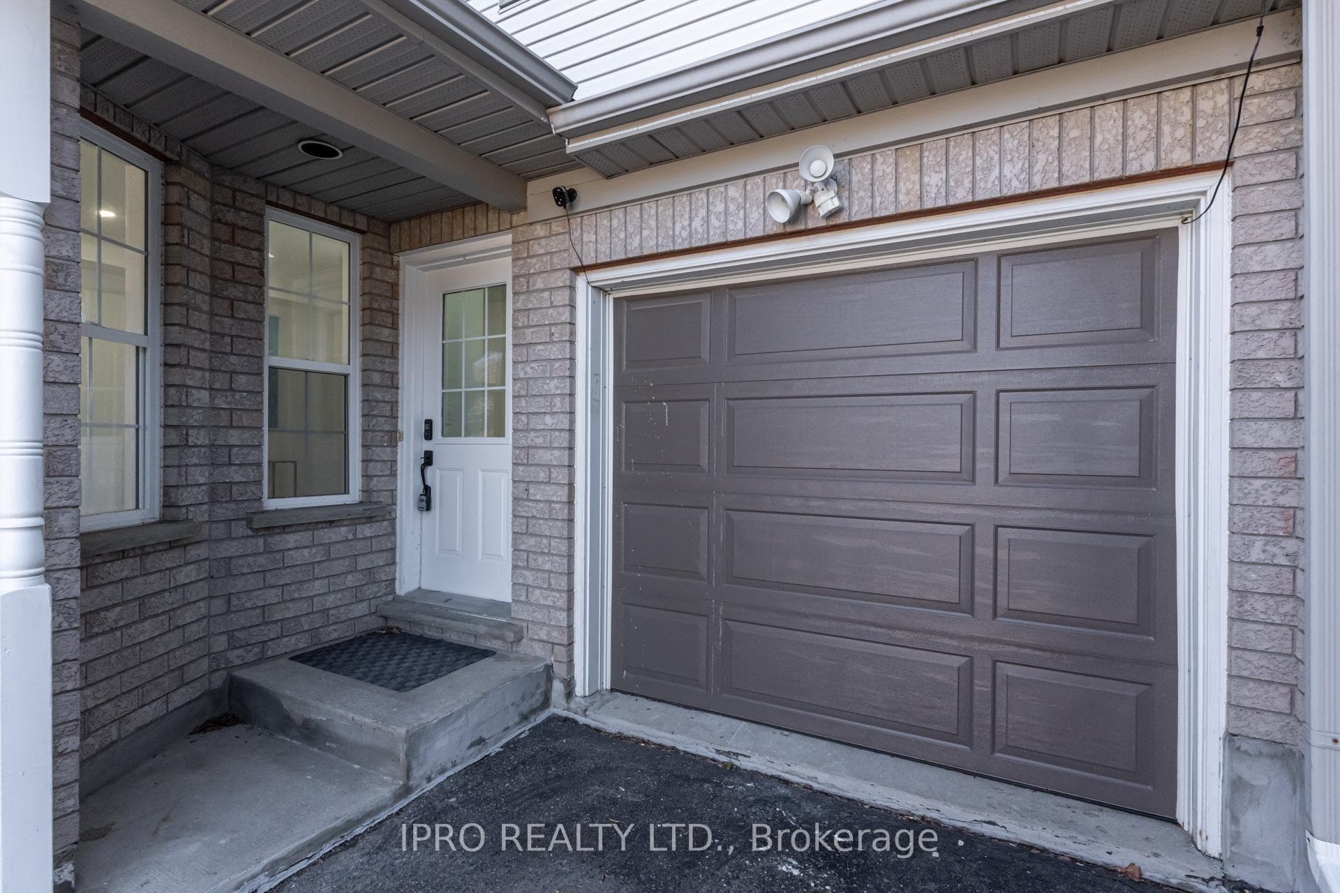 552 Dansbury Drive photo 4