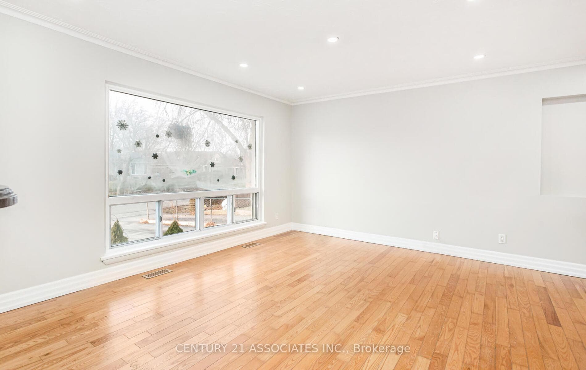 1338 Waverly Avenue photo 8