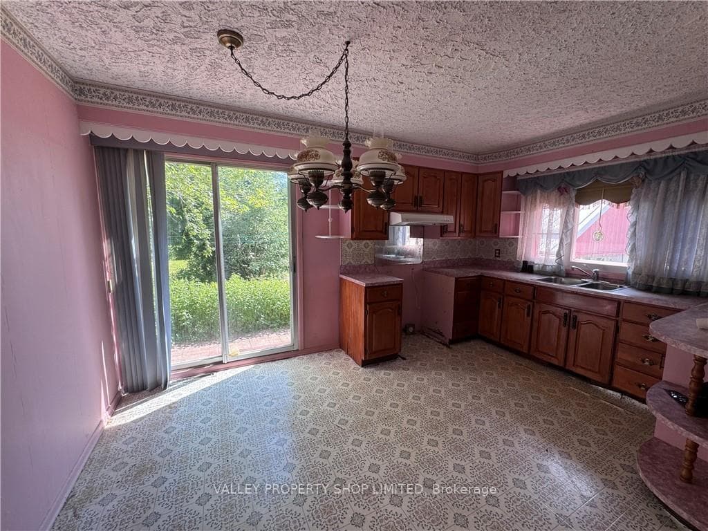 1136 VICTORIA Street photo 7