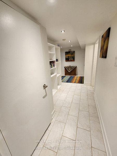 30 Gray Crescent Unit Lower photo 3