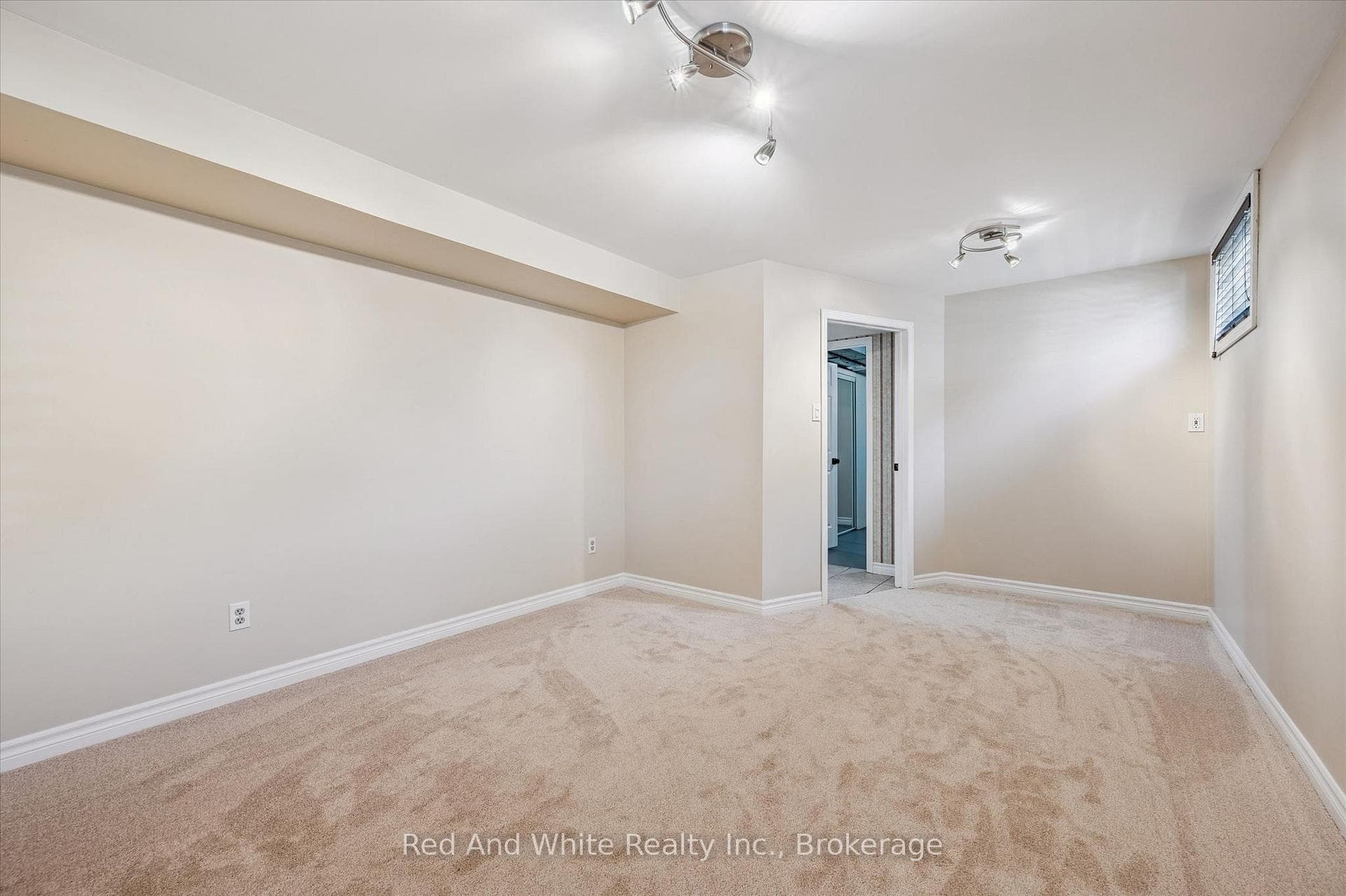 47 Oakhurst Crescent photo 31