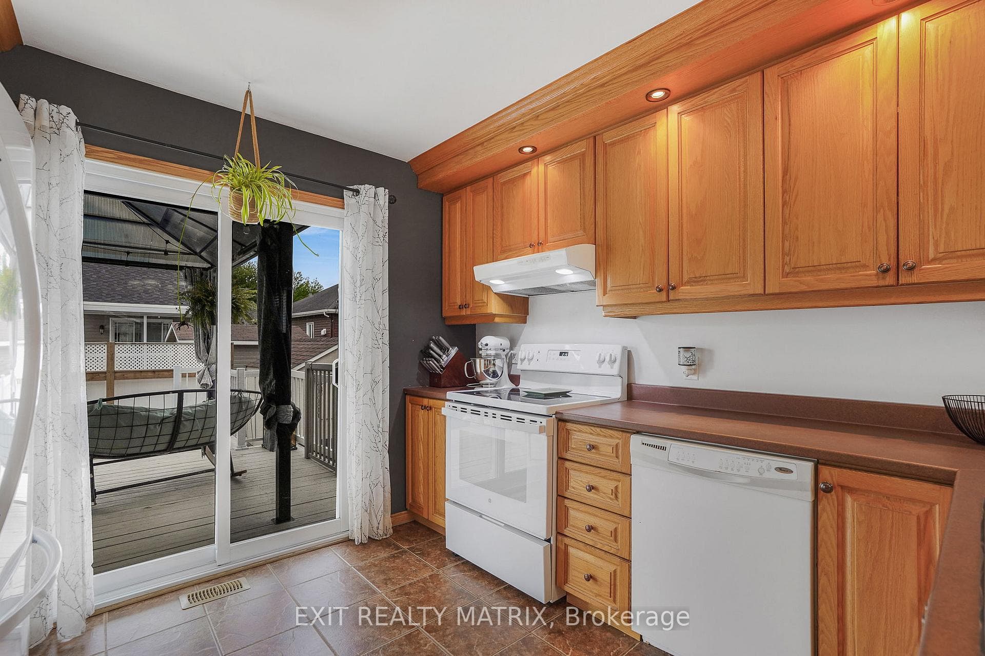 90 Richard Street photo 14