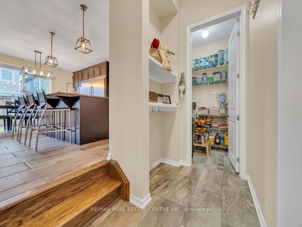 266 Pineglen Crescent photo 19