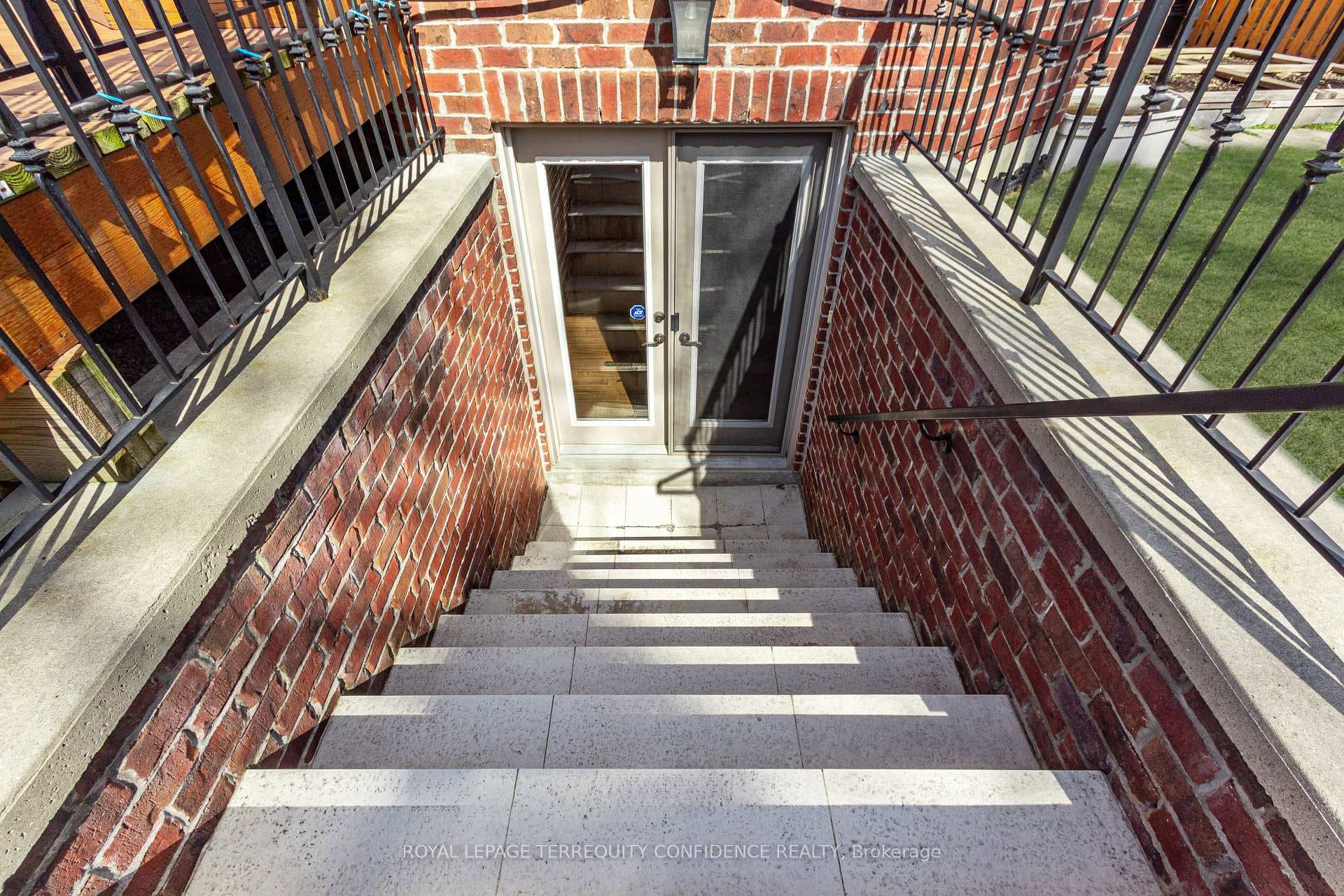 241 Hounslow Avenue photo 42
