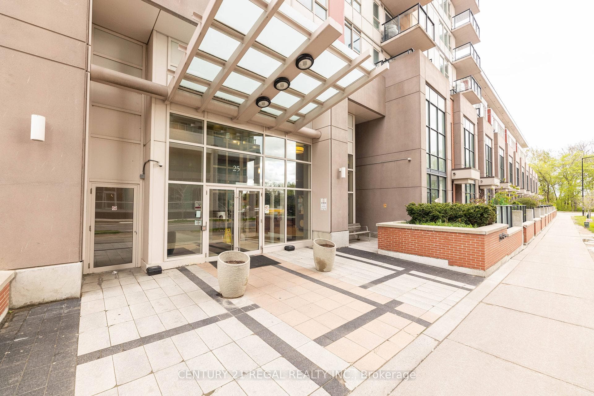 25 Town Centre Court Unit 1607 photo 4