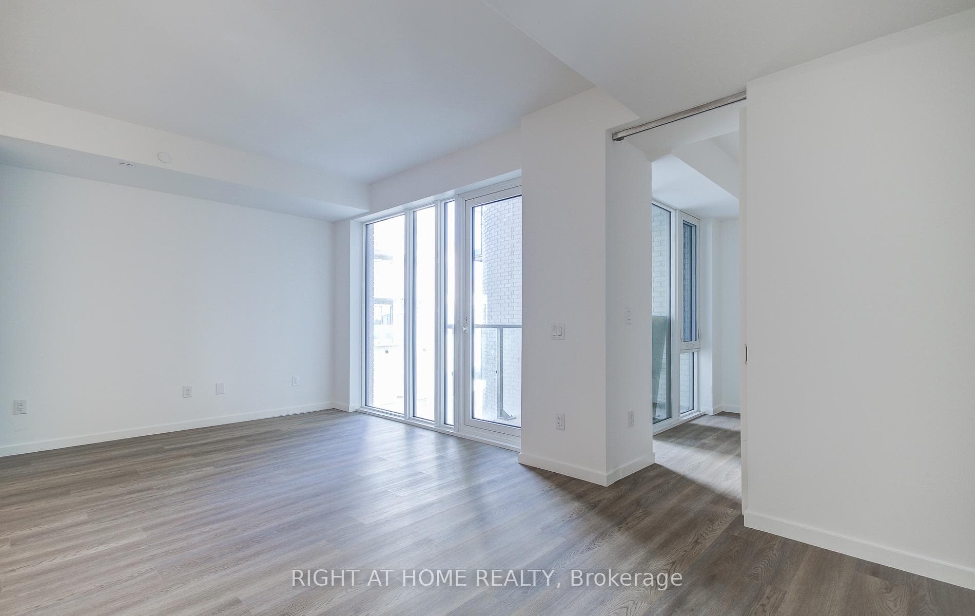 689 The Queensway N/A Unit 304 photo 25