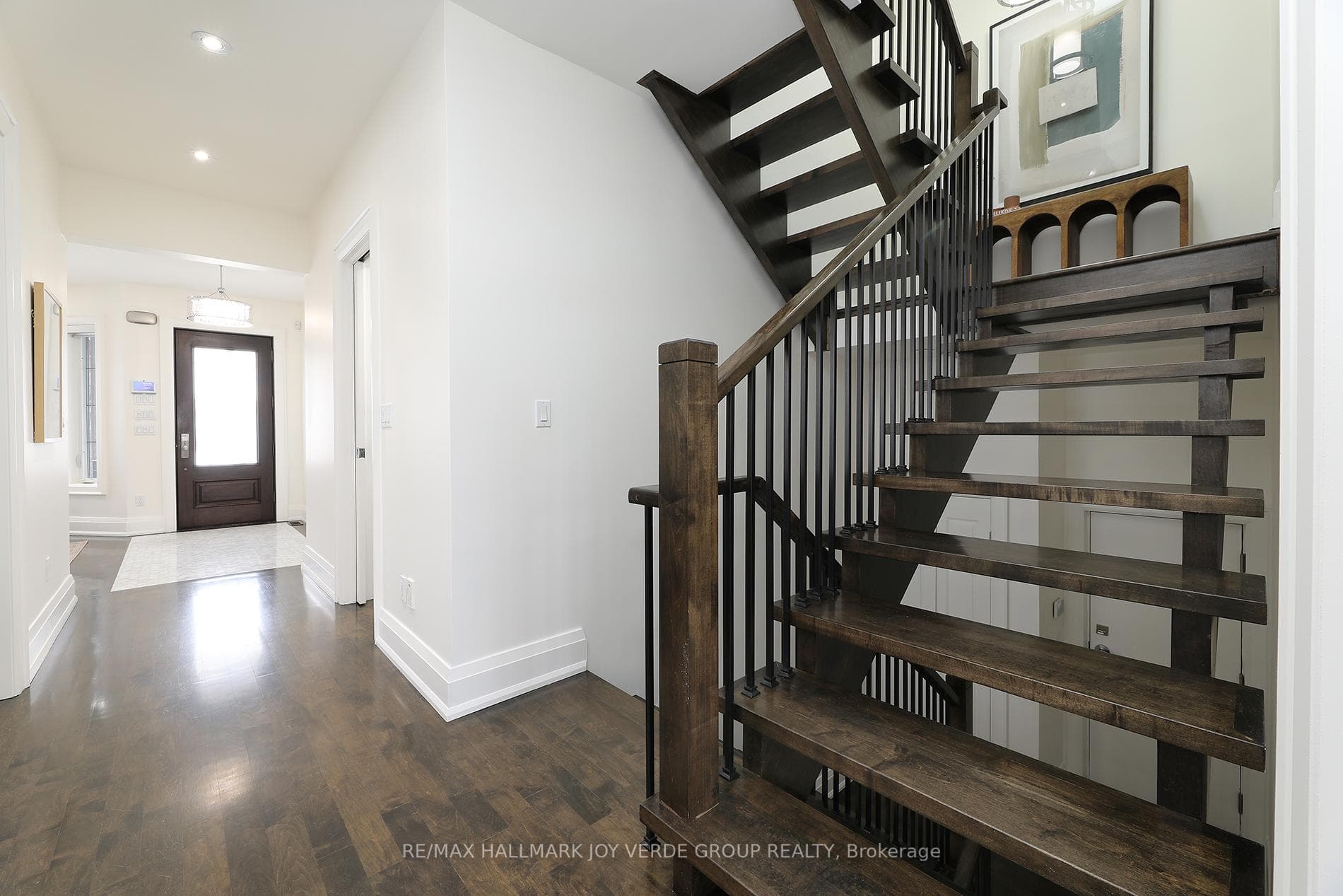 98 Roosevelt Road photo 15