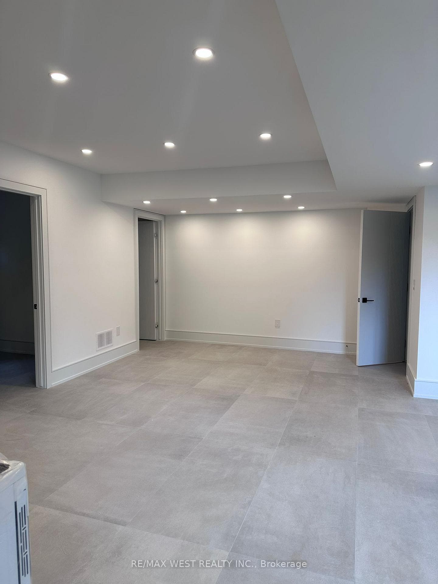 506 Wellington Crescent Unit Basement photo 9