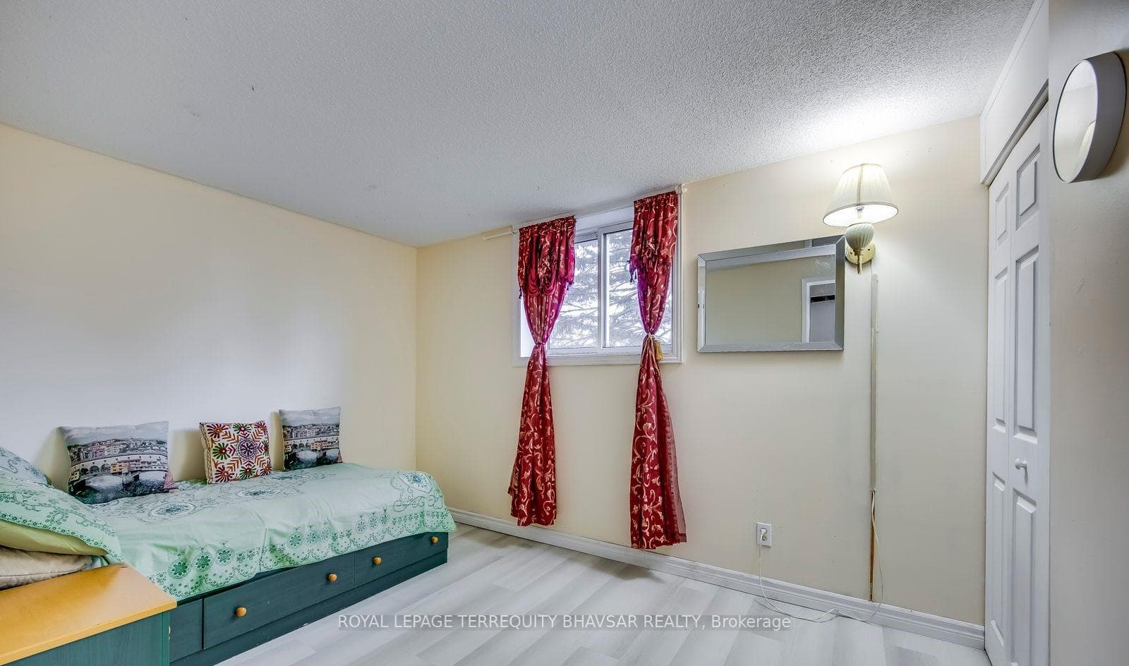 565 Greenfield Avenue Unit 902 photo 17