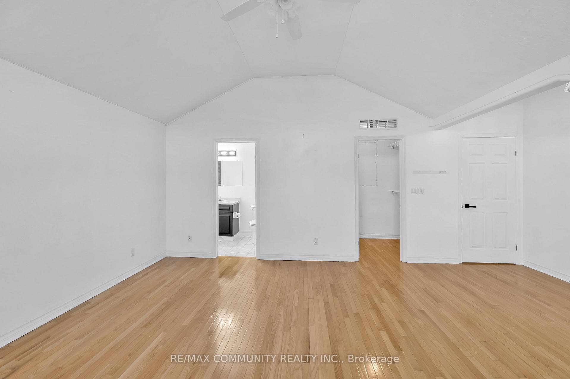 12 Baker Crescent photo 17