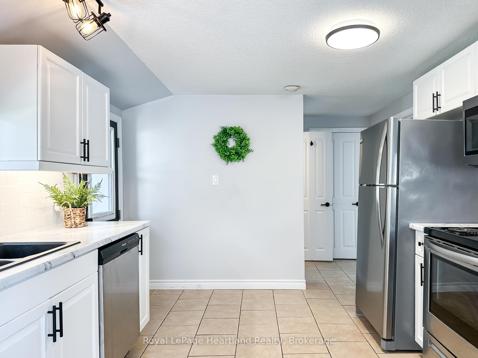 576 Queen Street photo 16