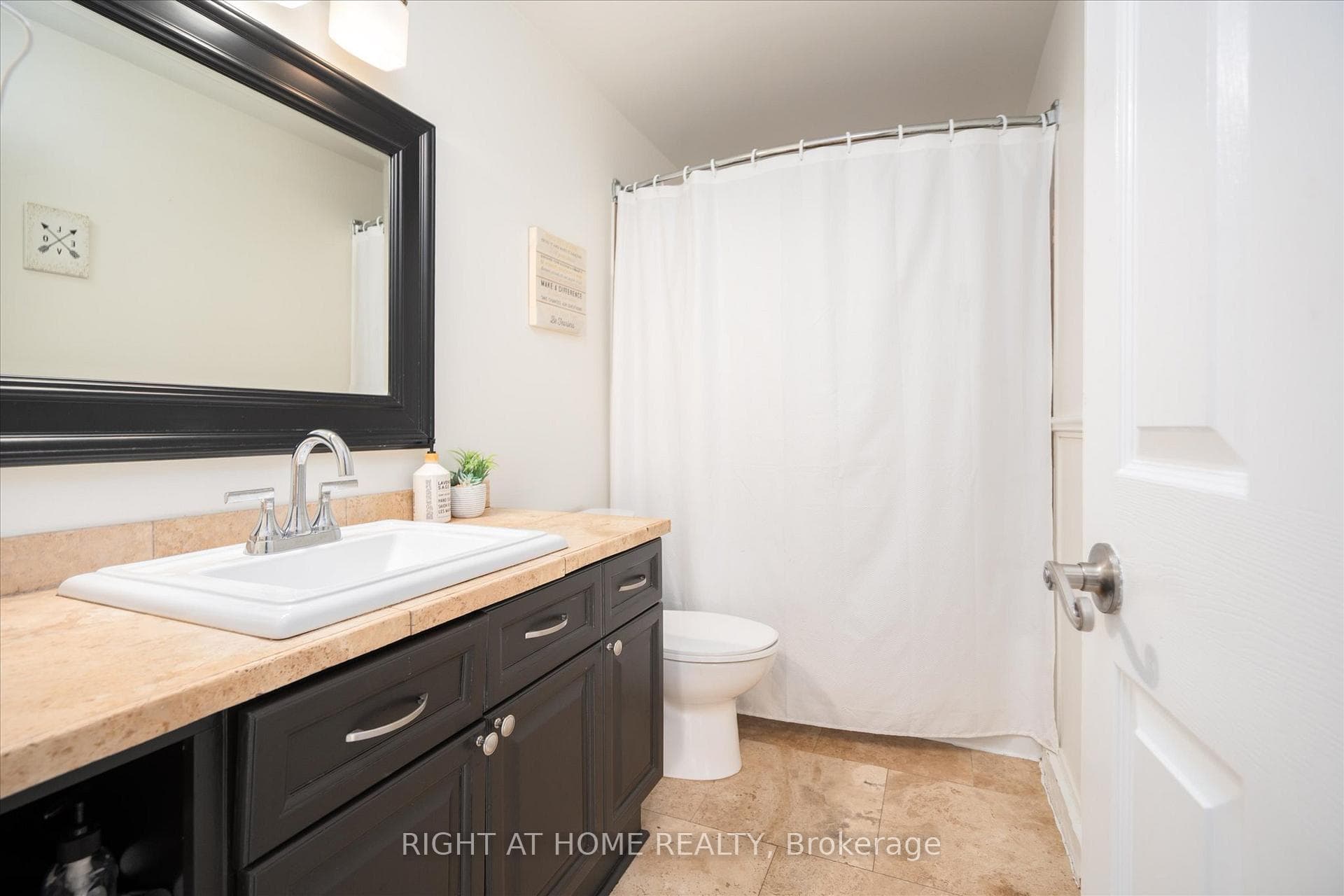 1306 Fenelon Crescent photo 12