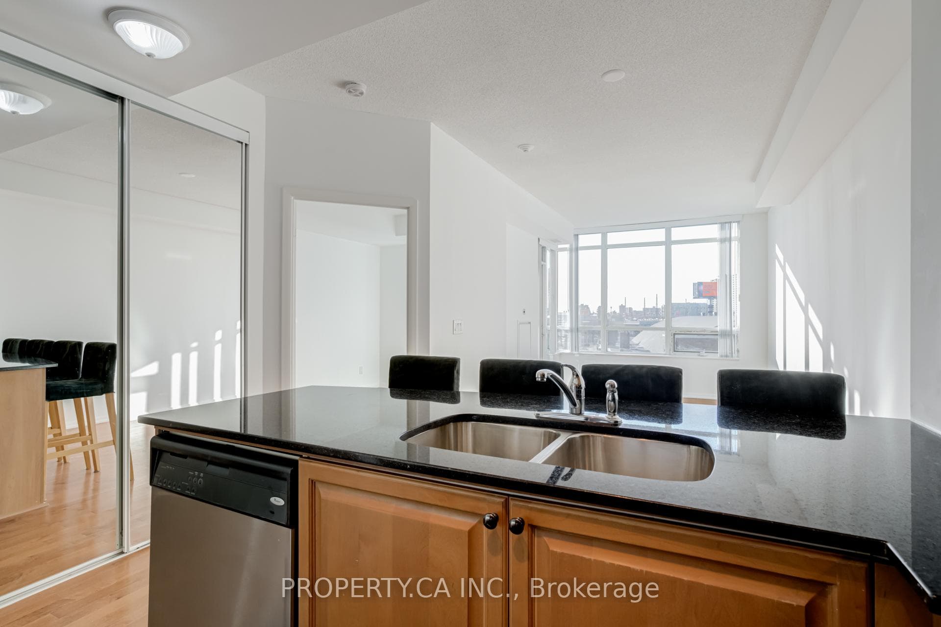231 Fort York Boulevard Unit 713 photo 14