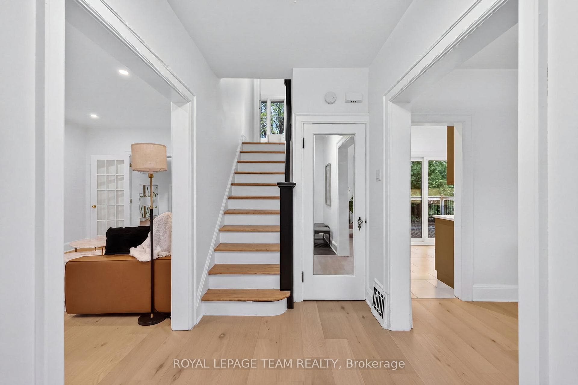 131 Acacia Avenue photo 3