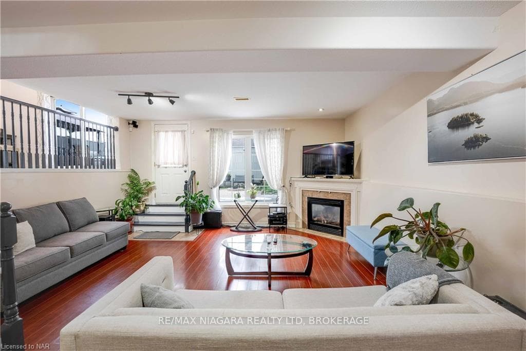 8150 BARRETT Crescent photo 23