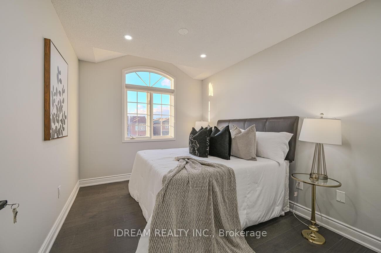 24 Mannel Crescent photo 18