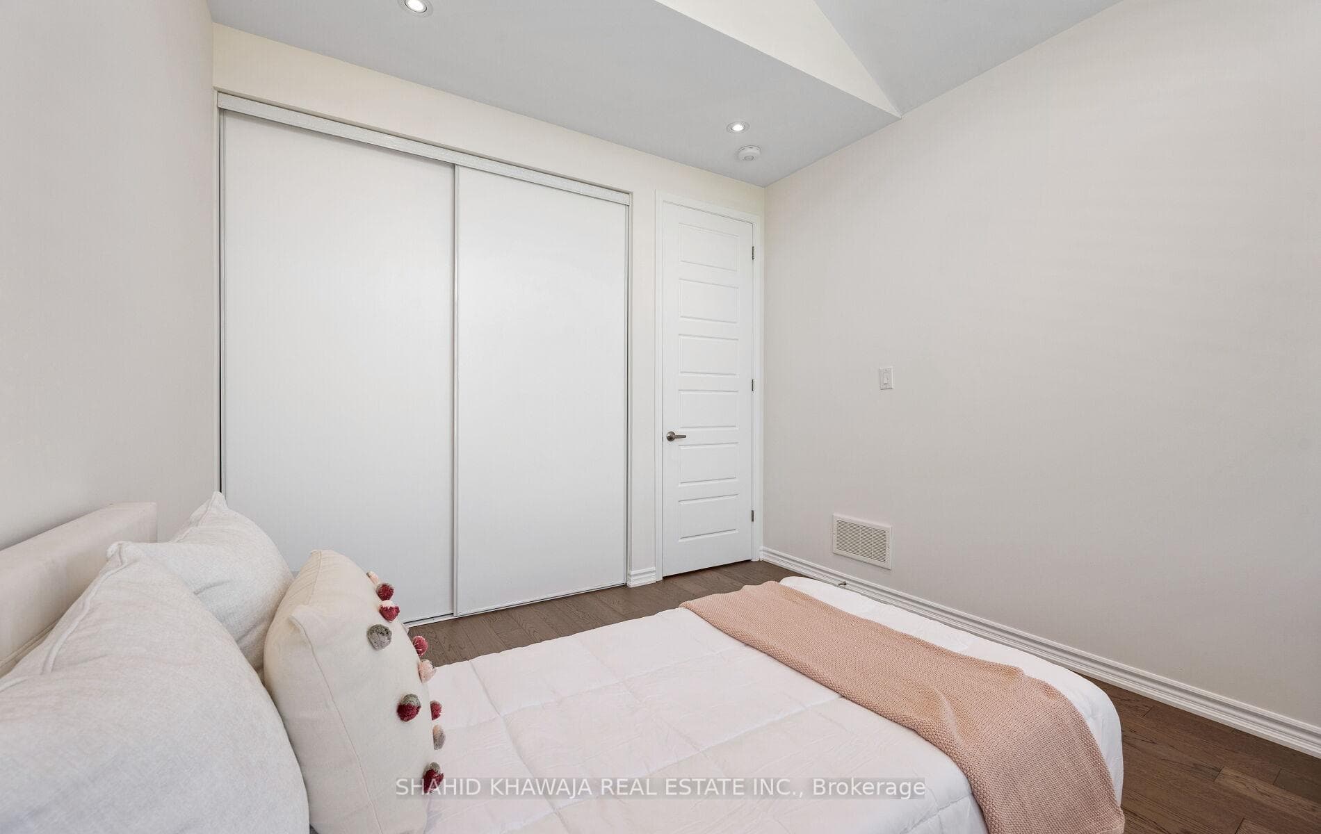 1304 Basswood Crescent photo 32