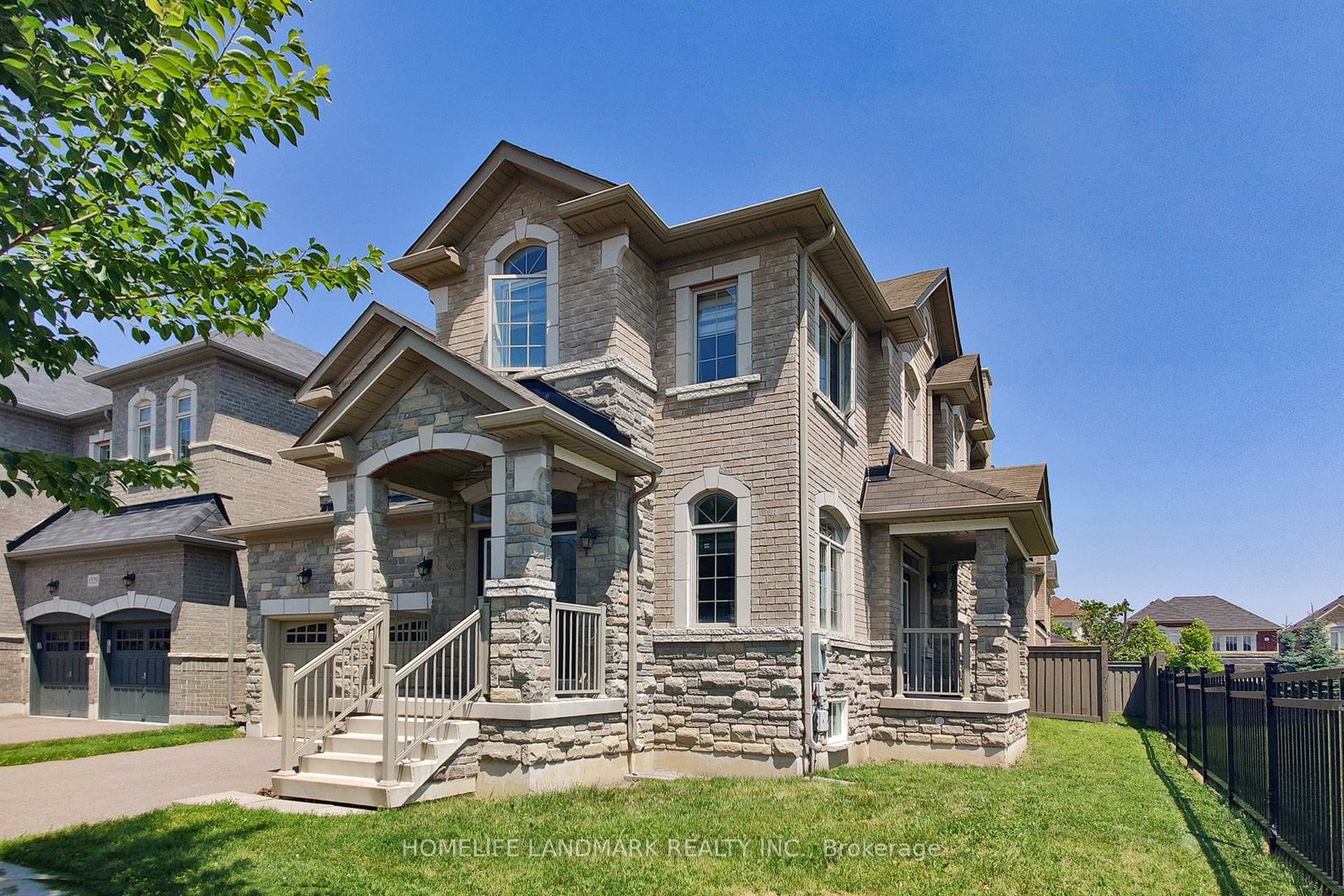 1533 Devine Point photo 3
