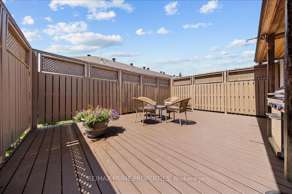 201 Gladeview Private photo 17