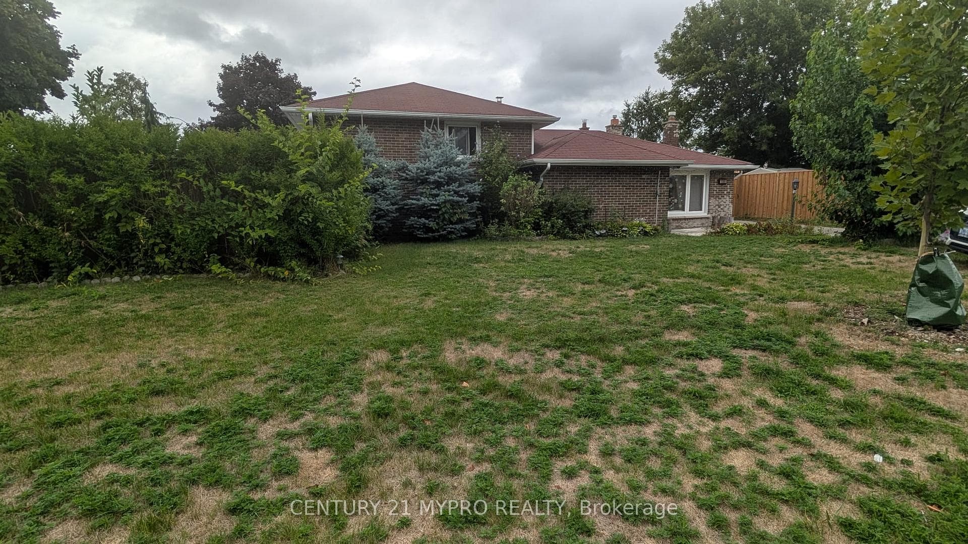 1380 Sarcee Street photo 6