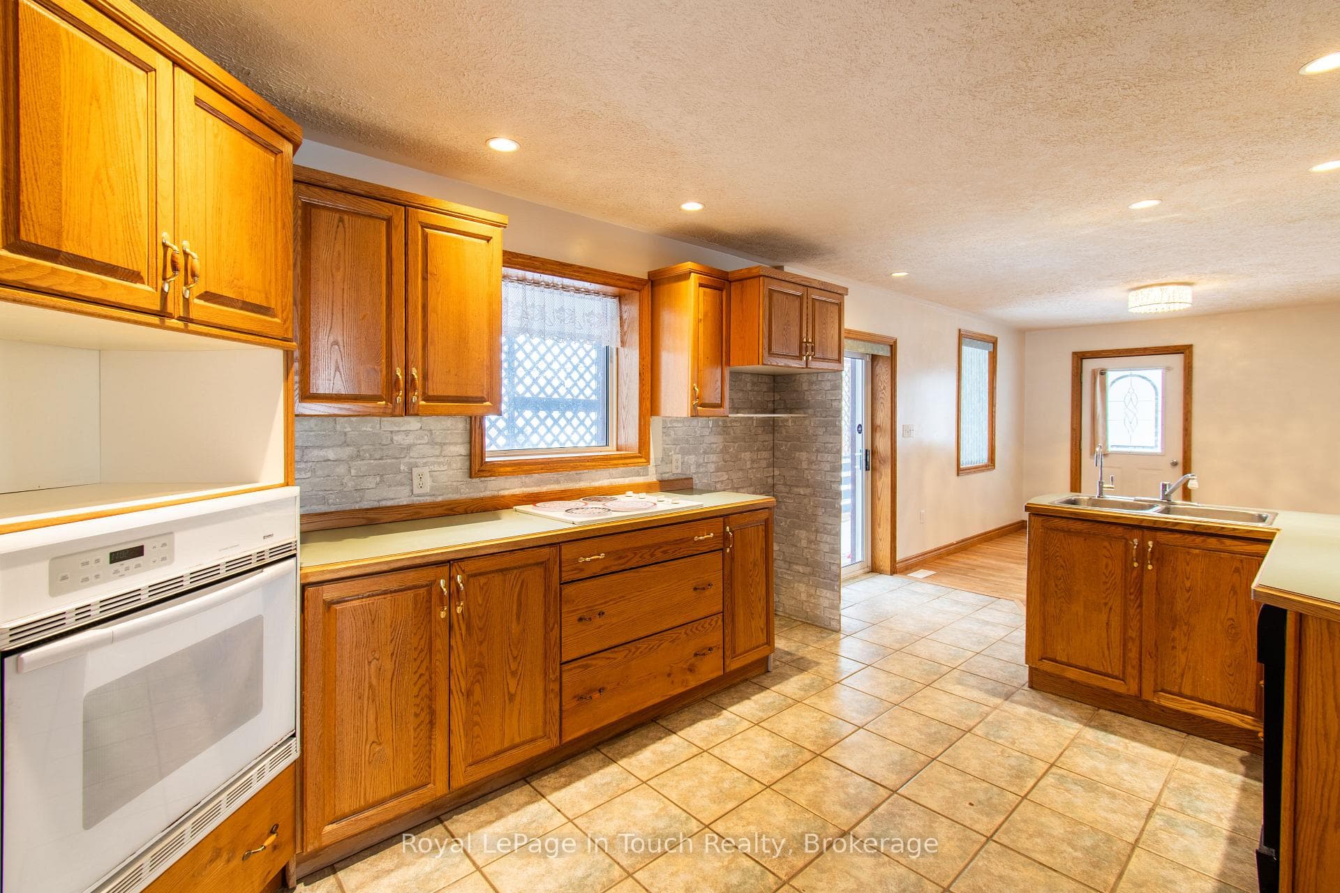 326 Lafontaine Road photo 12