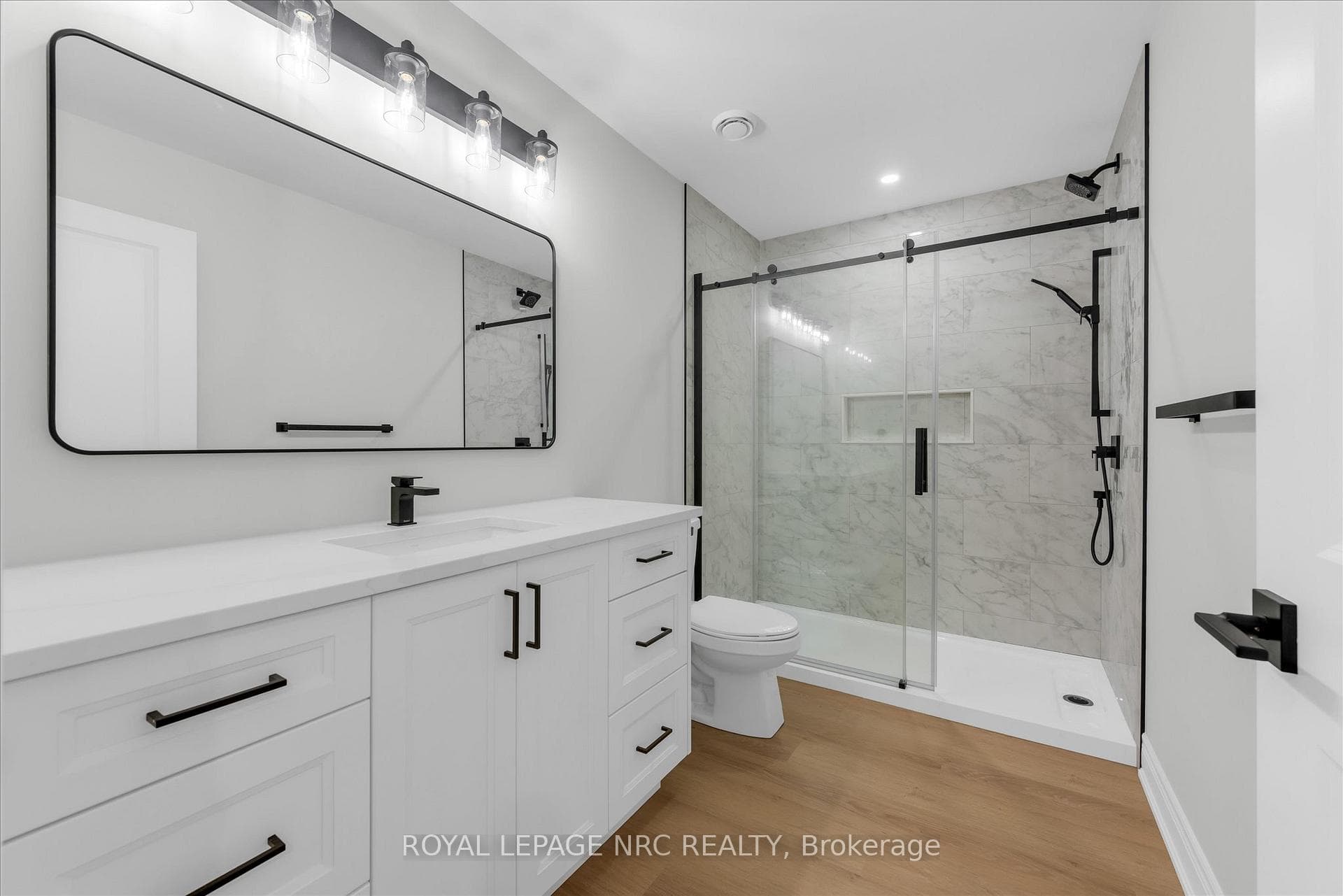 736 Clarence Street photo 22