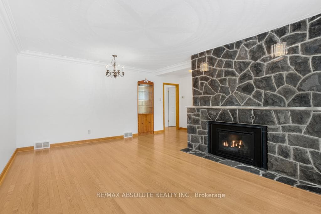 545 NEIGHBOURHOOD Way photo 11