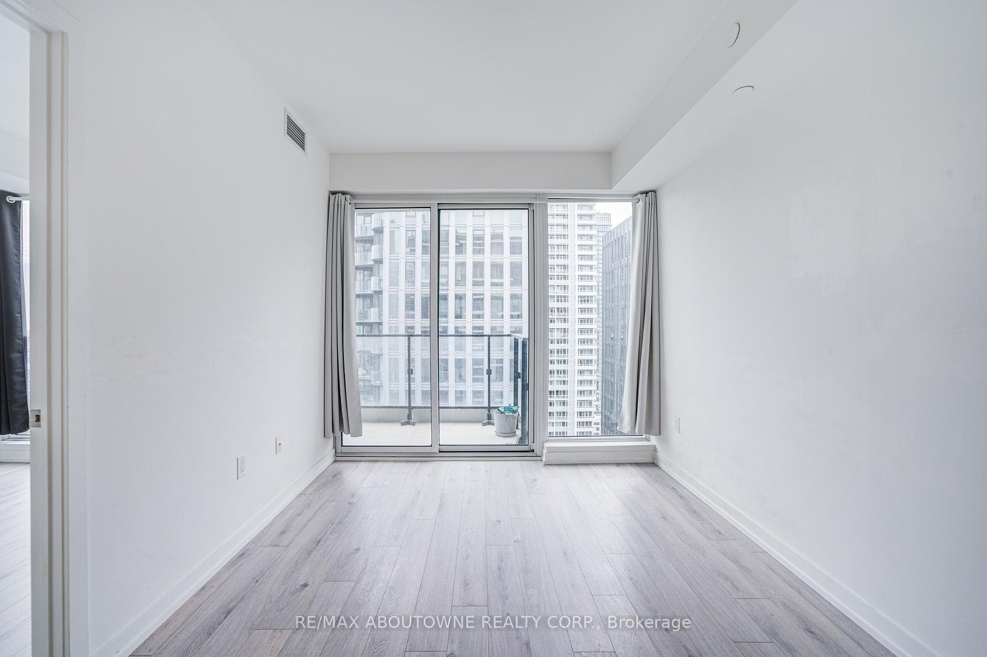 77 Shuter Street Unit 2905 photo 27