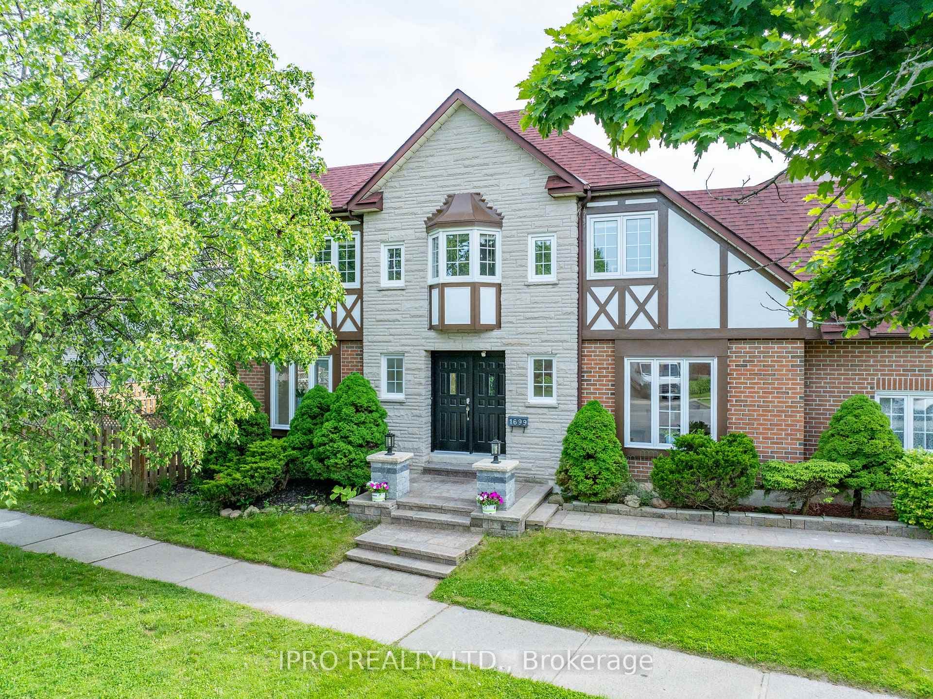 1699 Heathside Crescent photo 6