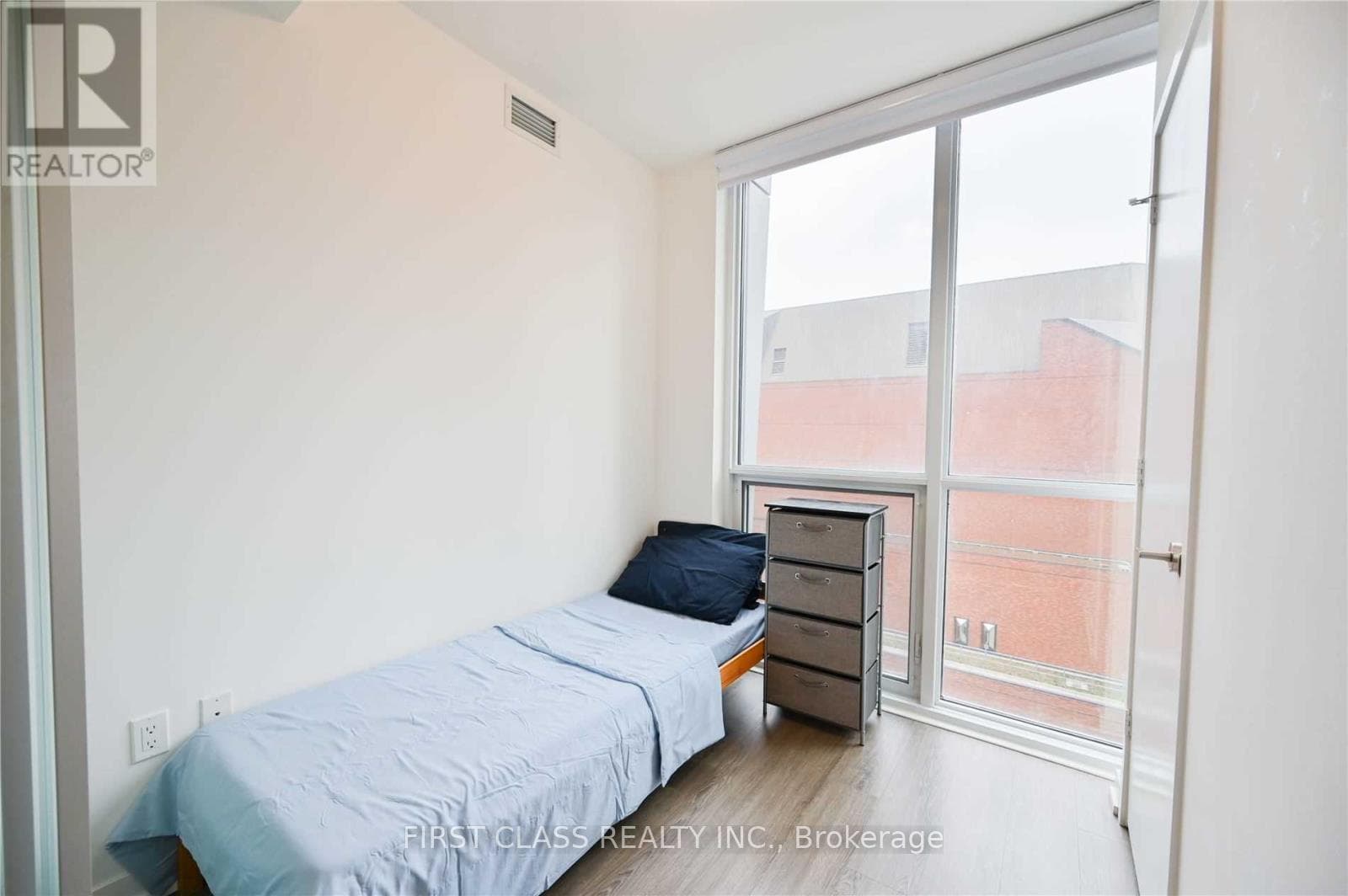 1 Yorkville Avenue Unit 608 photo 3