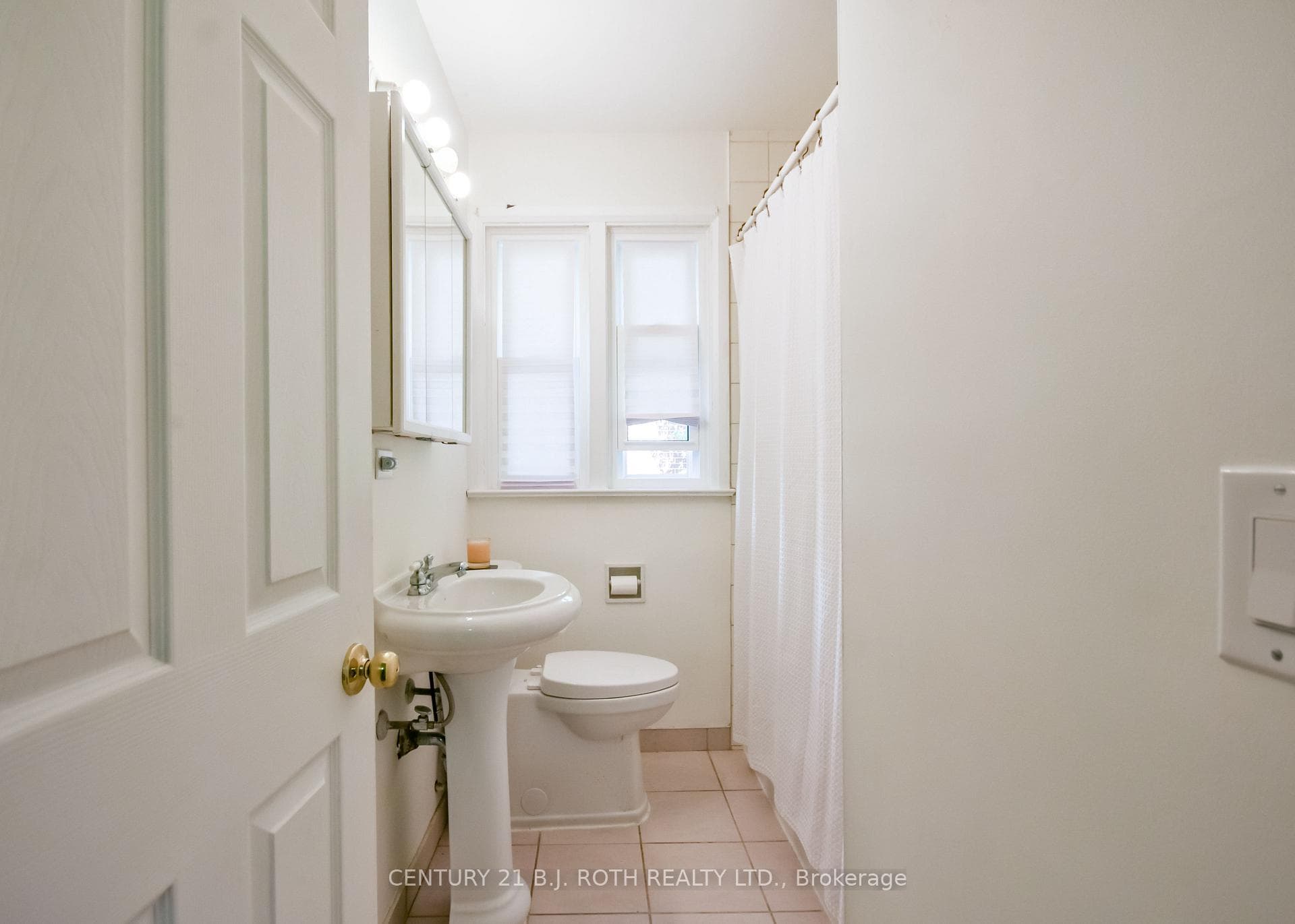 223 Wellington Street photo 24