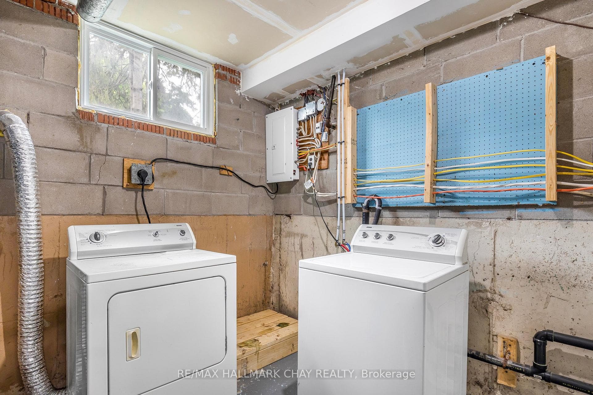 95 Farmingdale Cres - Upper / Lower / Coach House