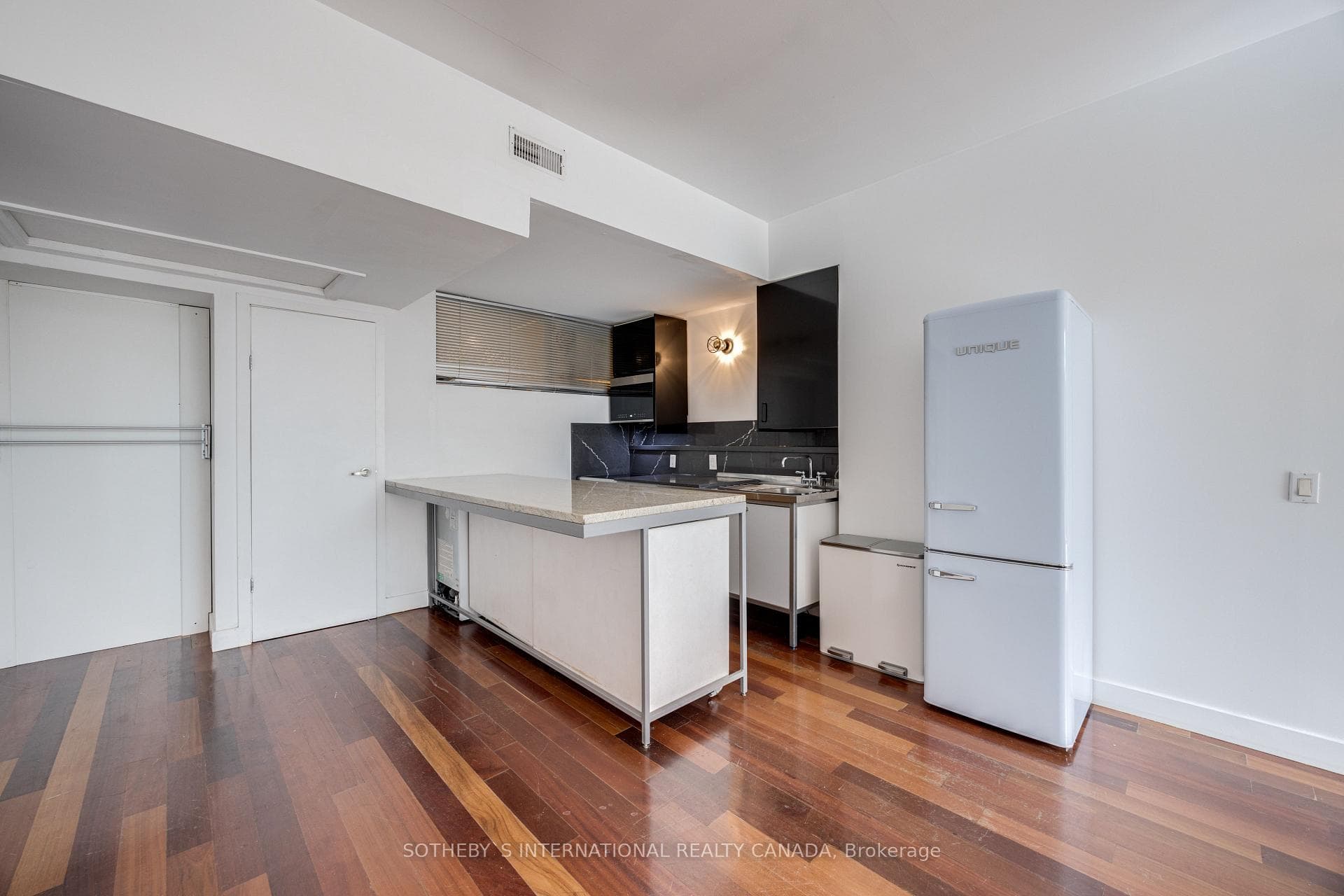 92 Shaftesbury Avenue Unit Upper photo 6
