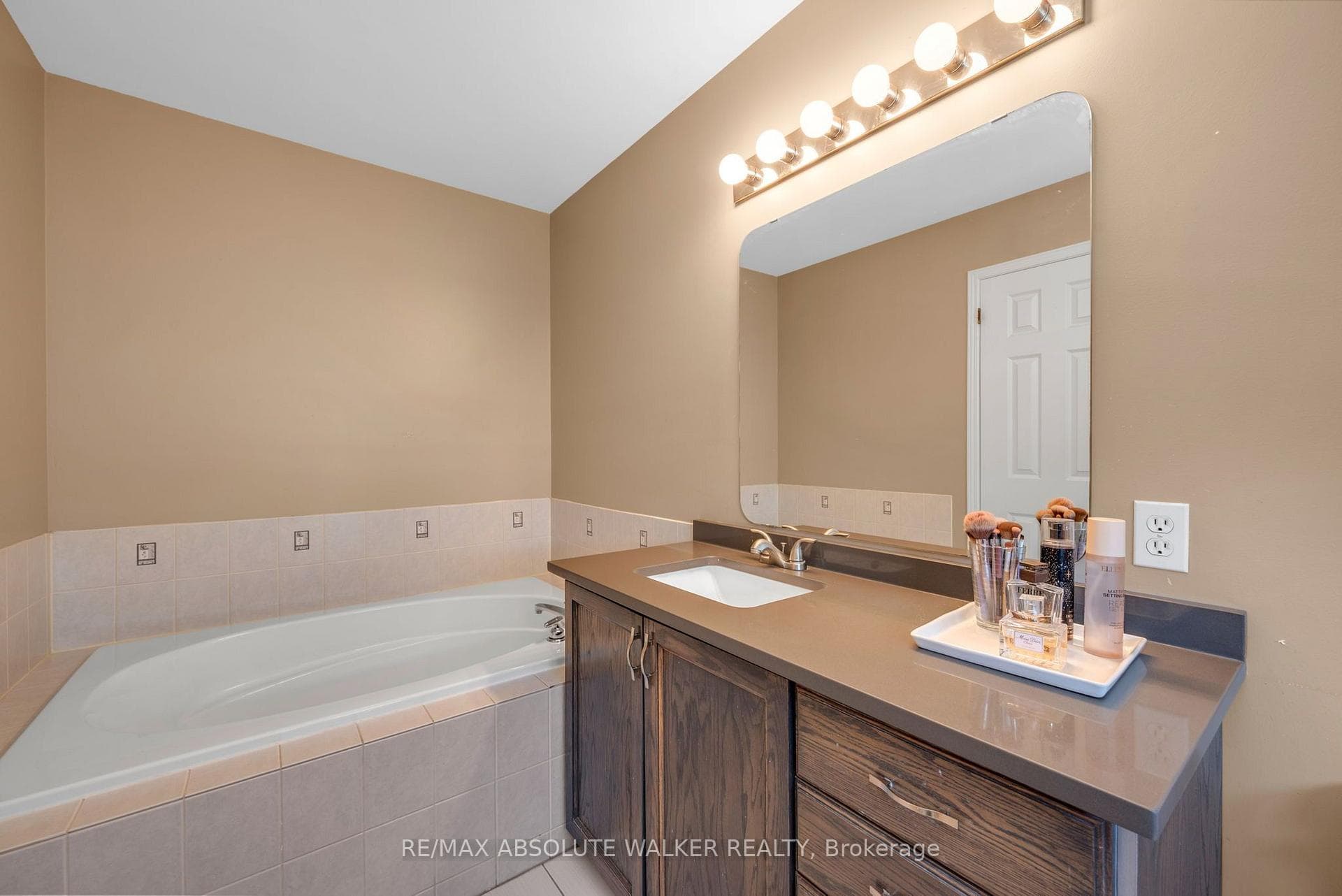 1104 Candlewood Street photo 18