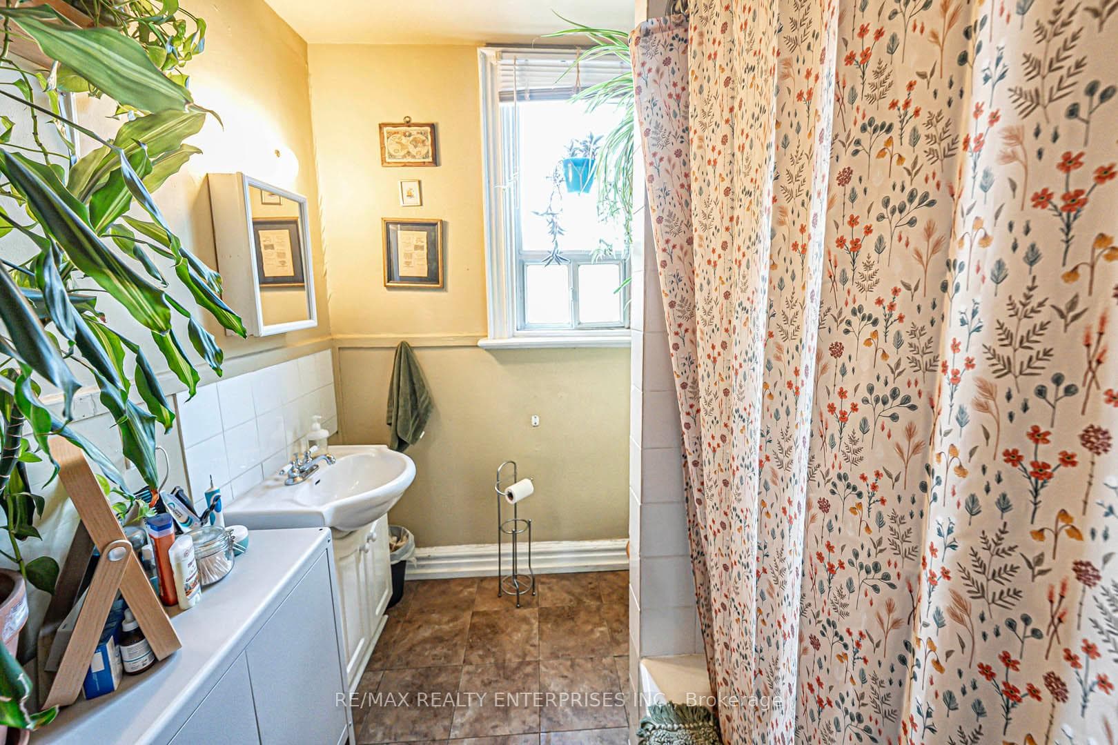 914 Dovercourt Road photo 15
