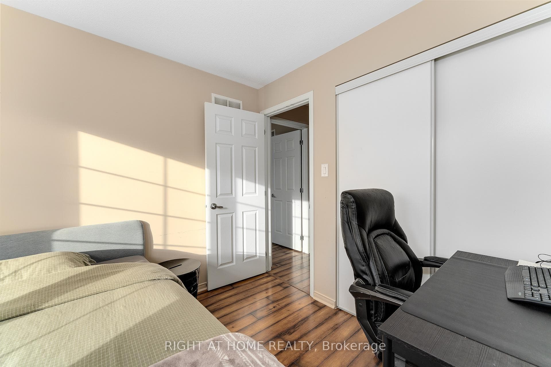 549 Ashbourne Crescent photo 28
