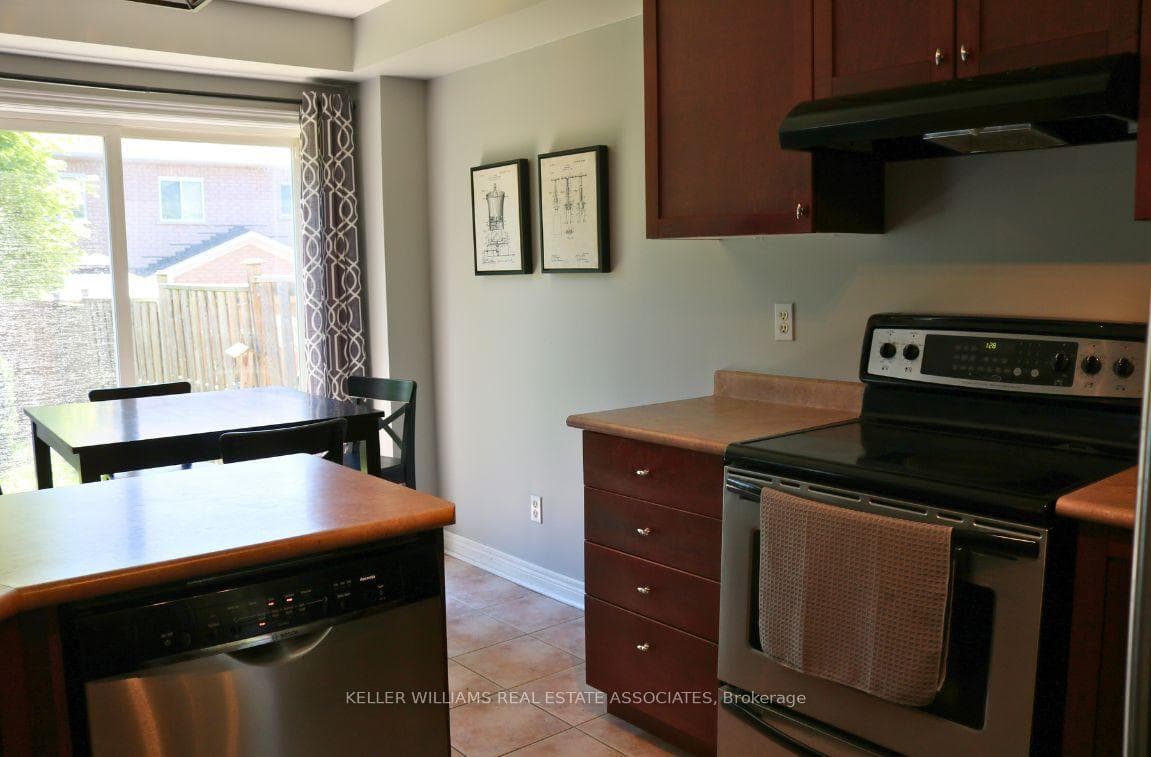 149 Mowat Crescent photo 10