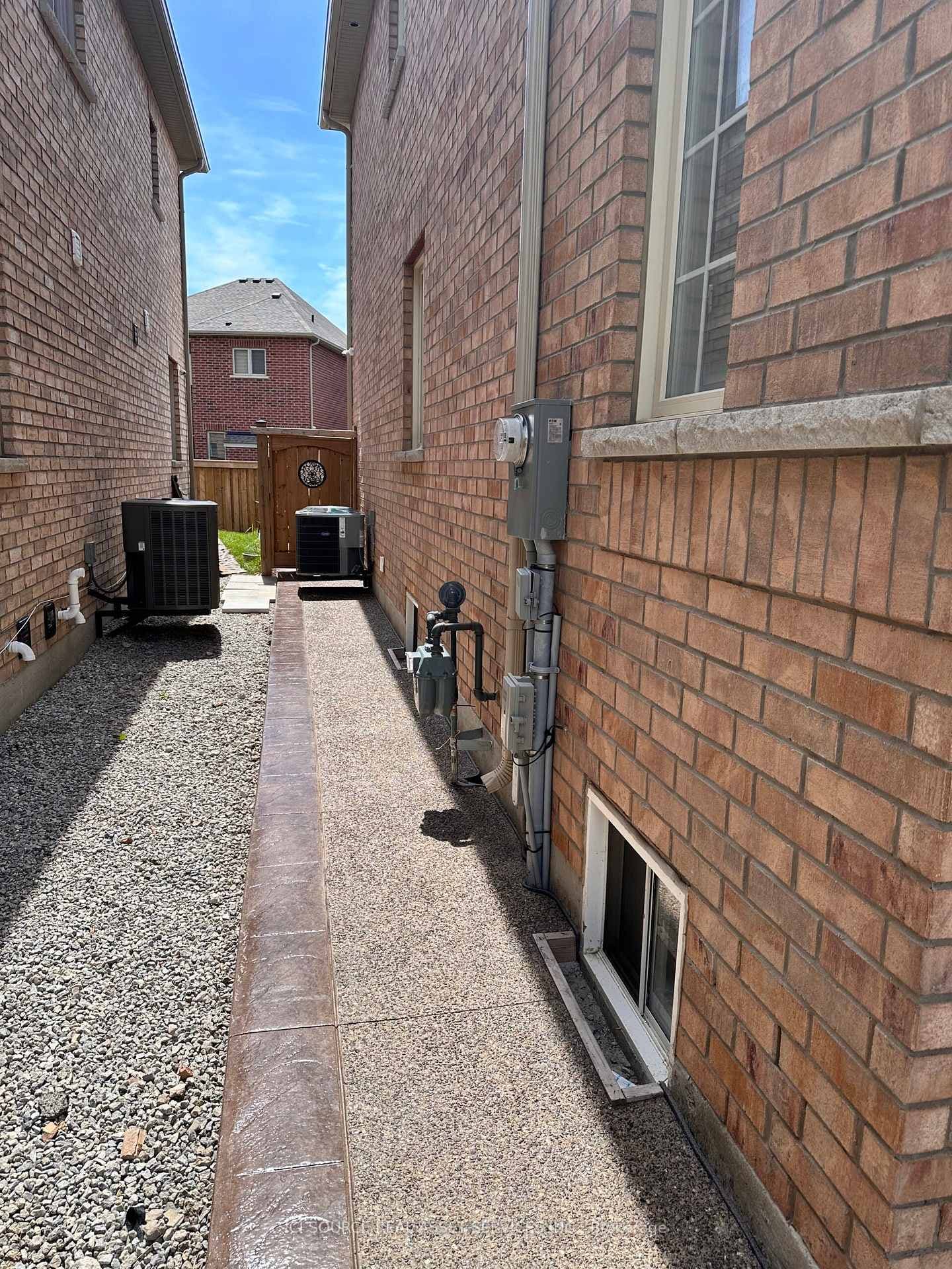 112 Folgate Crescent Unit Upper photo 19