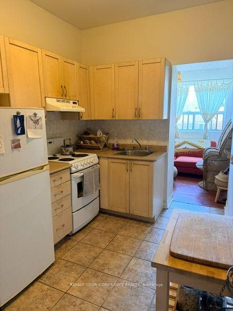 802 Bloor Street photo 14