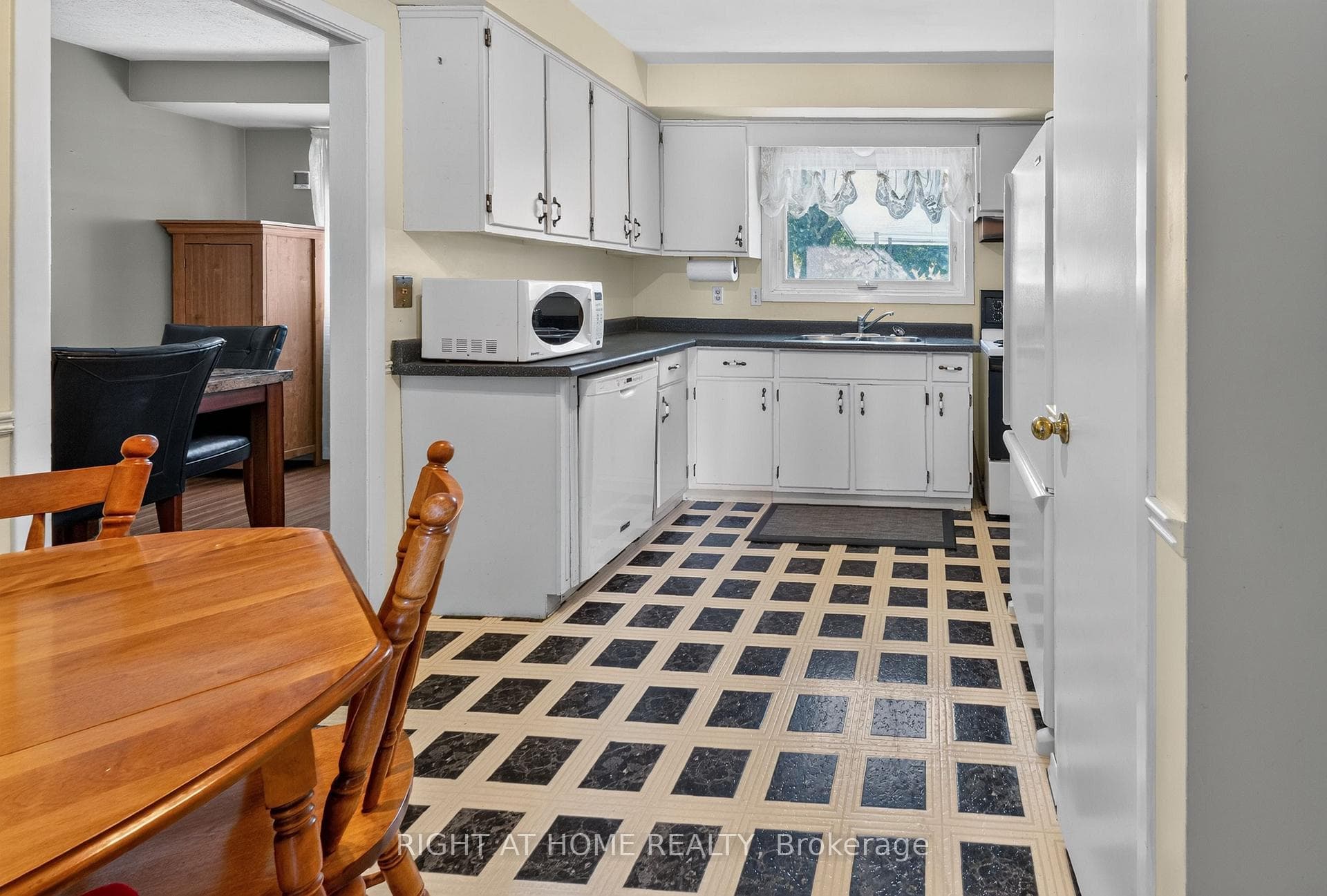 49 Locke Avenue photo 9