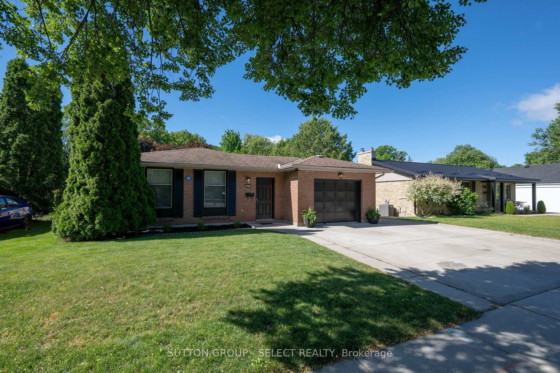 661 Grenfell Drive photo 2