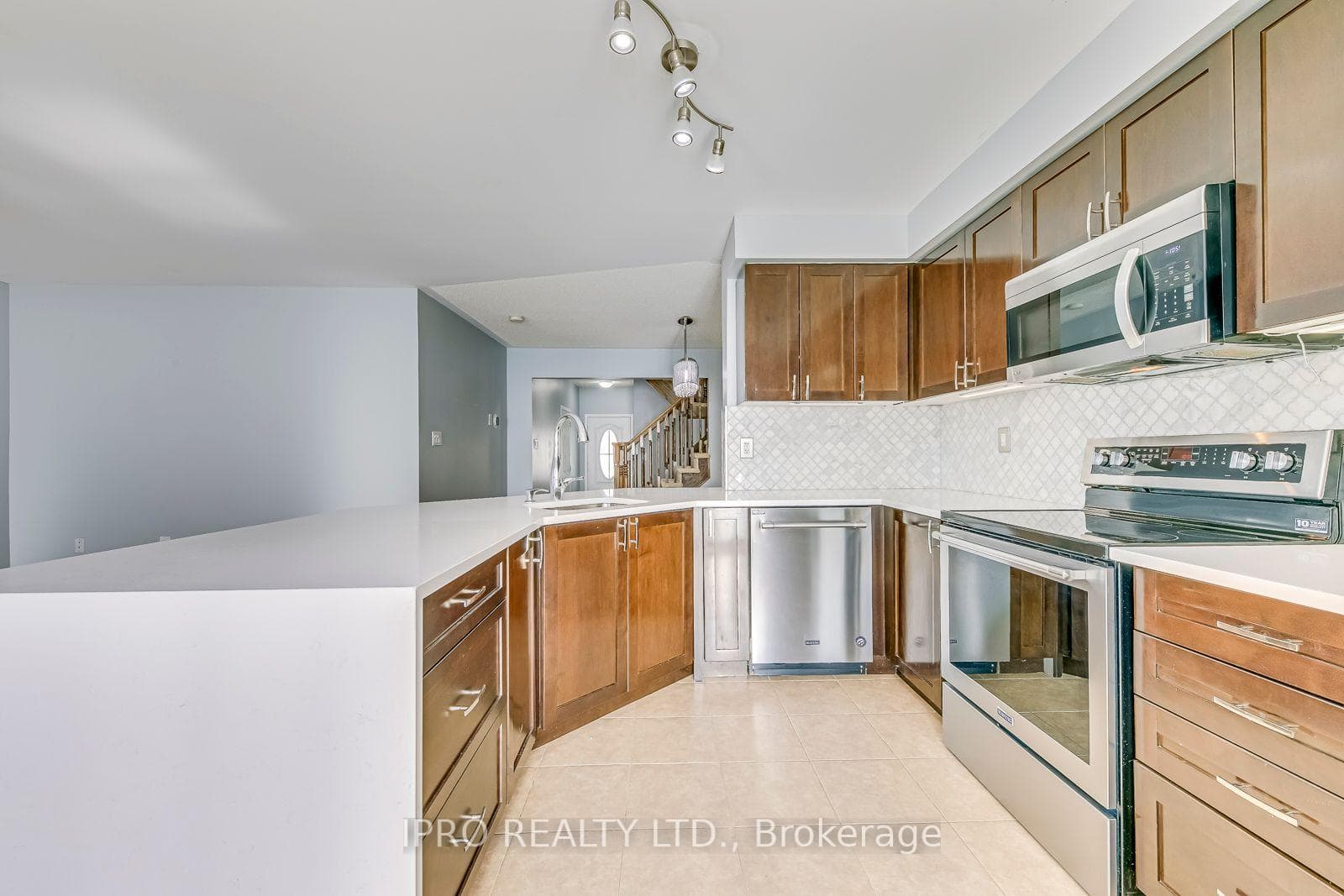 806 Maquire Terrace photo 11