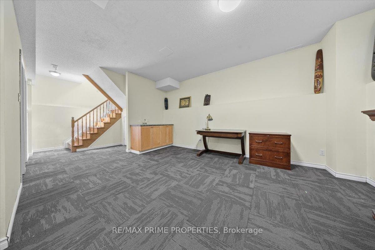 201 Gladeview Private photo 31