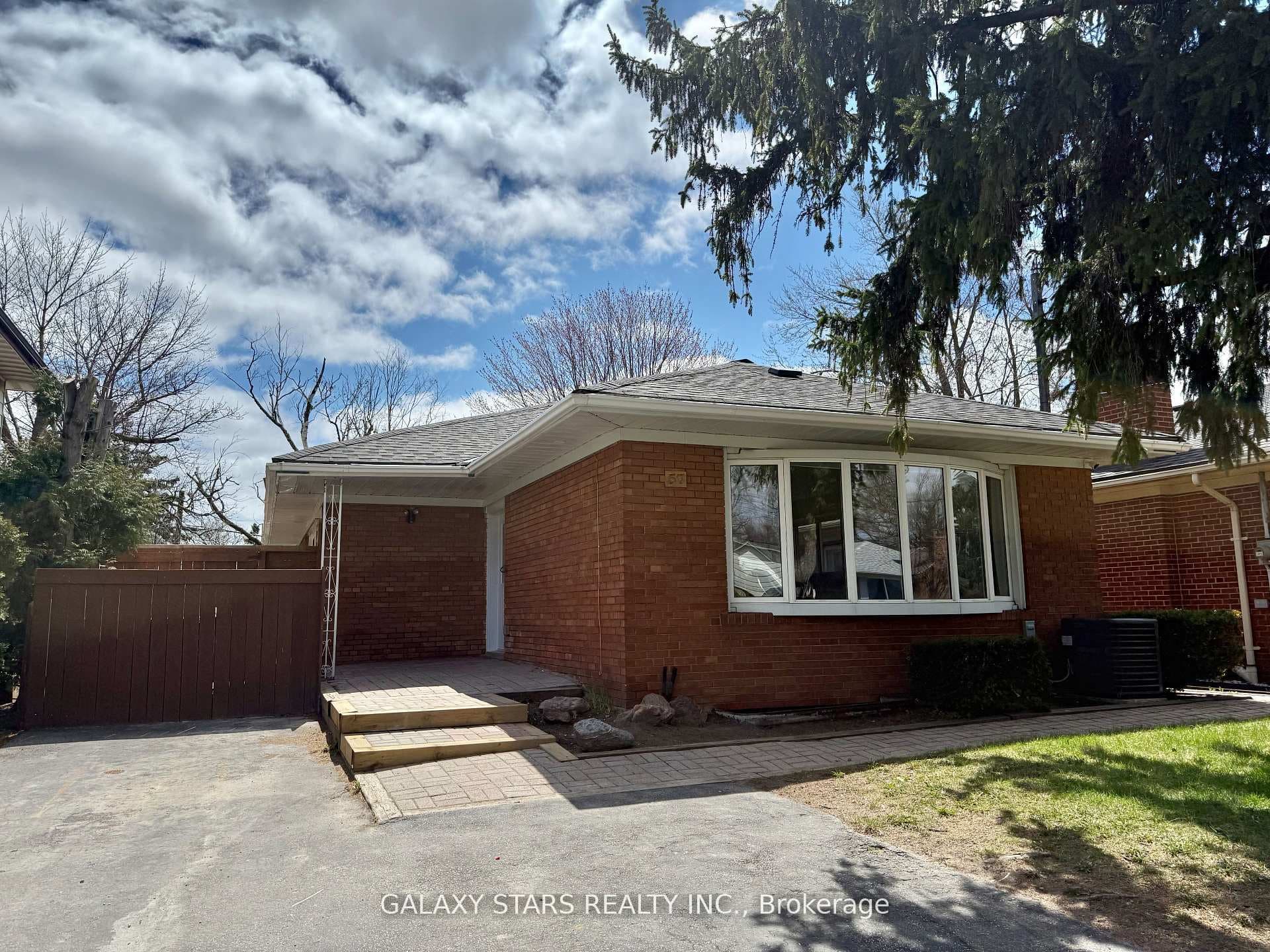 57 Moorecroft Crescent photo 2