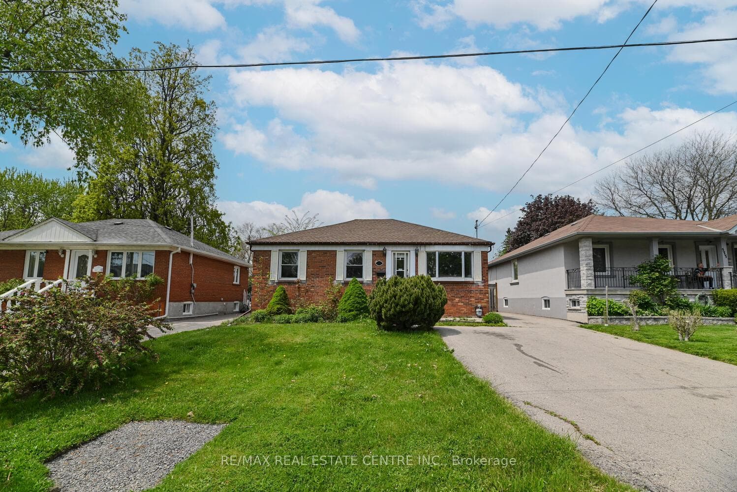 573 Exbury Crescent photo 2