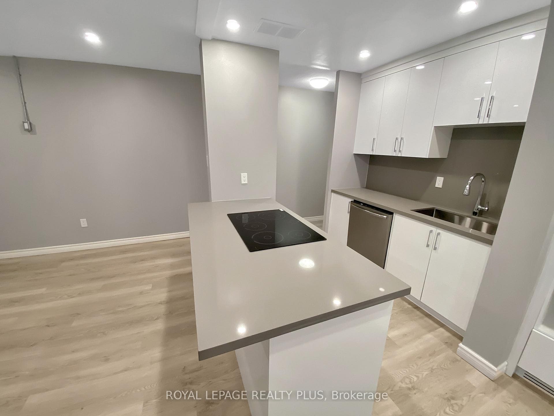 3065 Queen Frederica Drive Unit 402 photo 5