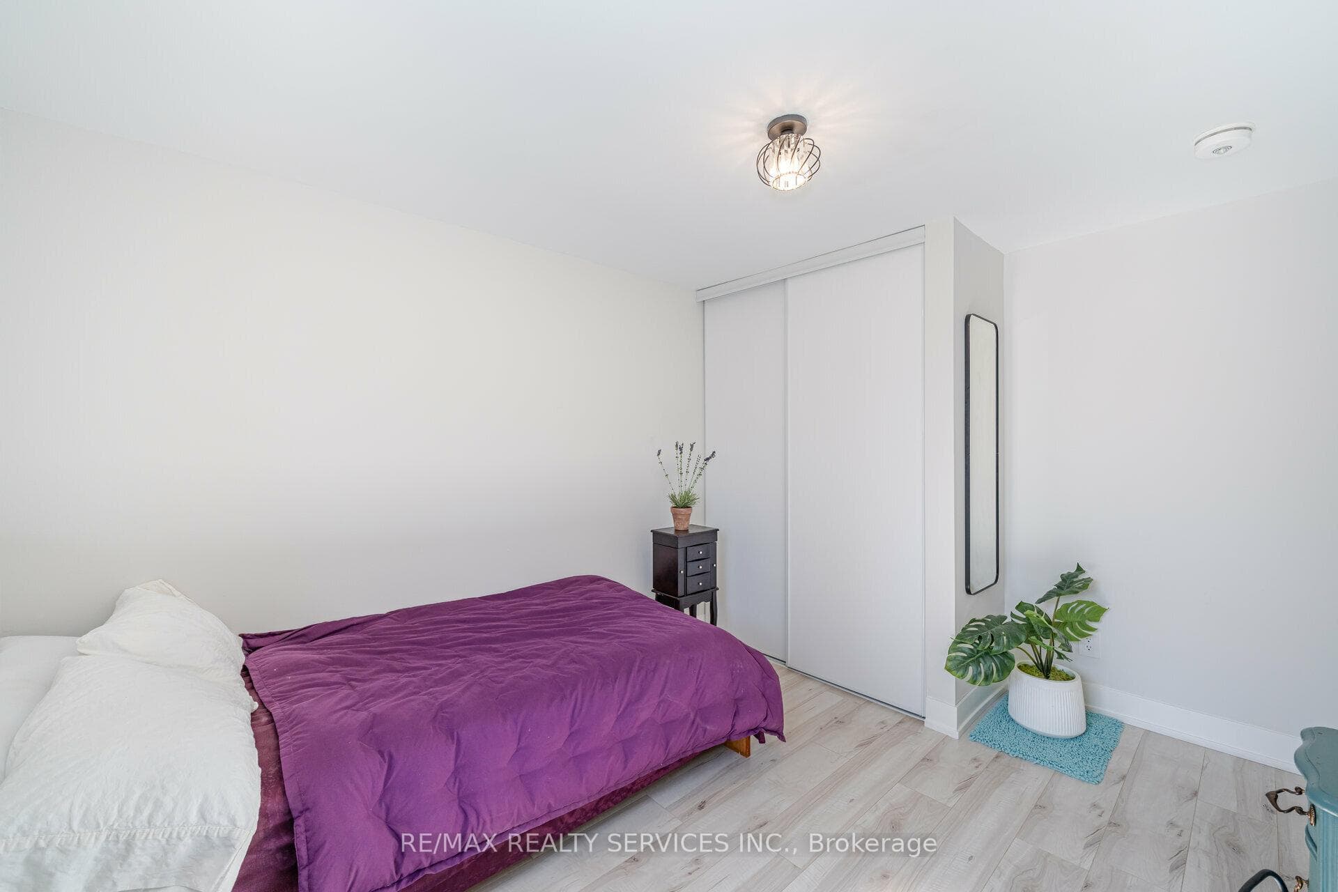 21 Courtleigh Square photo 24