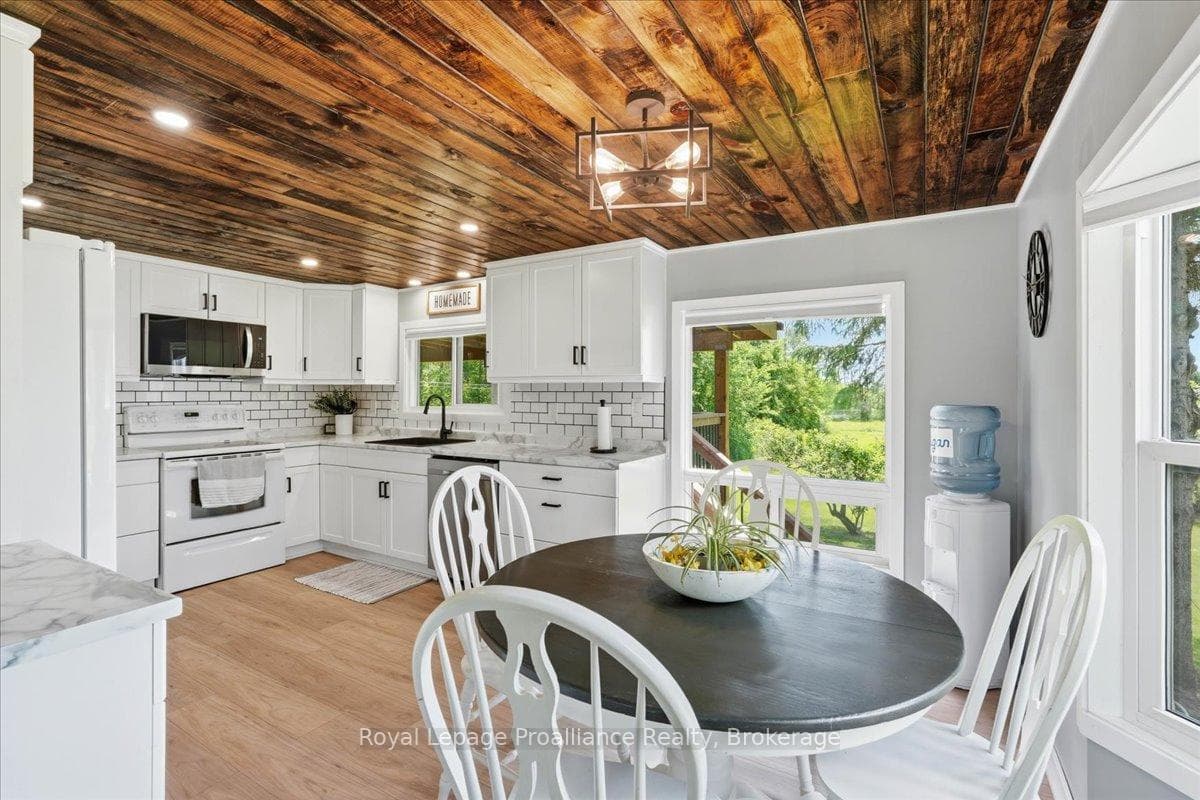 596 Courneya Road photo 6