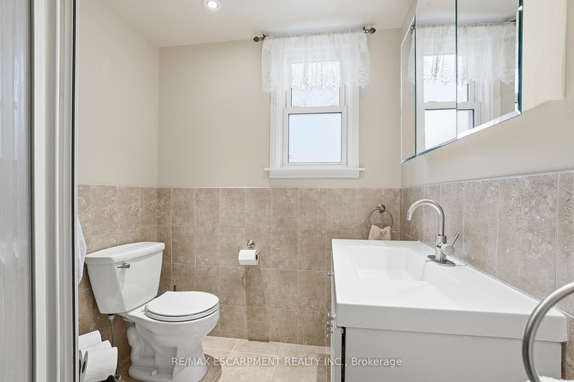 77 Arcade Crescent photo 21