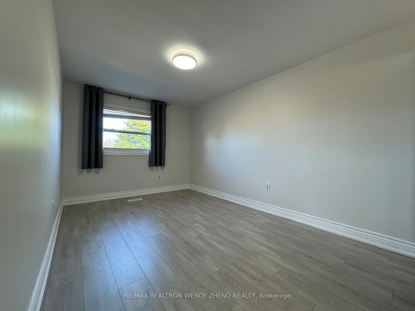 48 Barrington Crescent Unit Upper photo 14